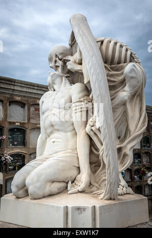 Le baiser de la mort sculpture de Josep Soler Llaudet tombe du cimetière de Poblenou (cimetière de l'Est) à Barcelone, Espagne Banque D'Images
