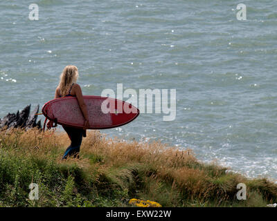 Surfer en direction de la femme, la mer Woolacombe, Devon, UK Banque D'Images