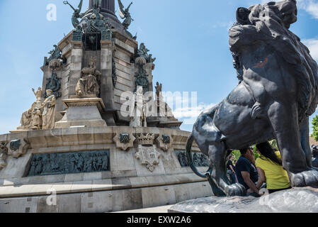 Statues sur une base de monument de Christophe Colomb à l'extrémité inférieure de la rue de La Rambla de Barcelone, Espagne Banque D'Images