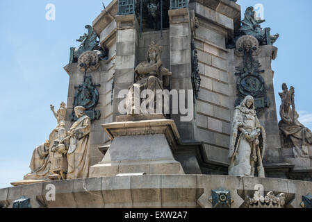 Statues sur une base de monument de Christophe Colomb à l'extrémité inférieure de la rue de La Rambla de Barcelone, Espagne Banque D'Images