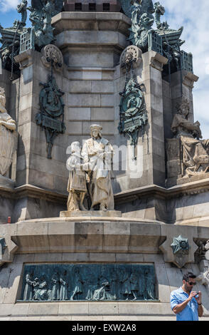 Statues sur une base de monument de Christophe Colomb à l'extrémité inférieure de la rue de La Rambla de Barcelone, Espagne Banque D'Images