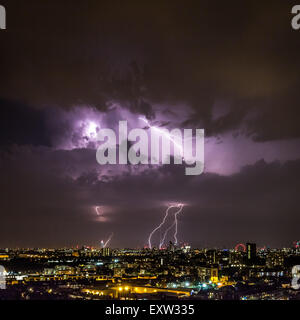 Londres, Royaume-Uni. 17 juillet, 2015. Météo France : la foudre plus de Central London Crédit : Guy Josse/Alamy Live News Banque D'Images