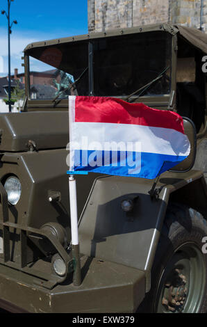 Pavillon néerlandais sur un camion militaire Banque D'Images