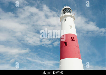 Trinity House phare à l'extrémité sud de Portland Bill dans le Dorset, Angleterre, Royaume-Uni, avec un ciel bleu et nuages blancs derrière. Banque D'Images