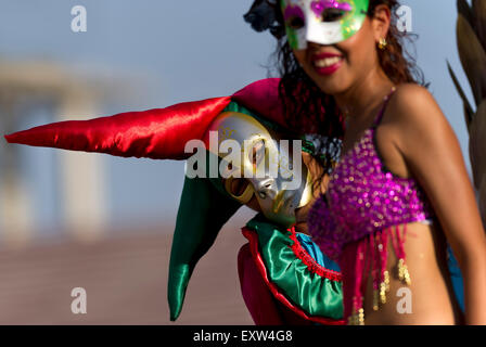 Homme masqué et la femme à un style mardi gras festival. Banque D'Images