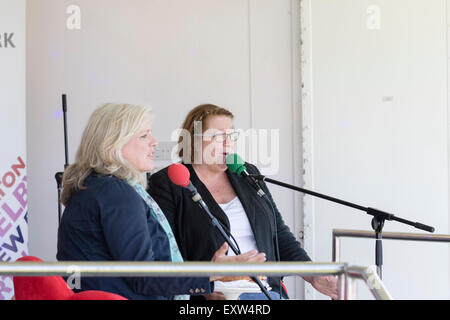 Harrogate, North Yorkshire, UK. 15 juillet, 2015 Rosemary Shrager interviewée par georgey spanswick sur radio york à la G Banque D'Images