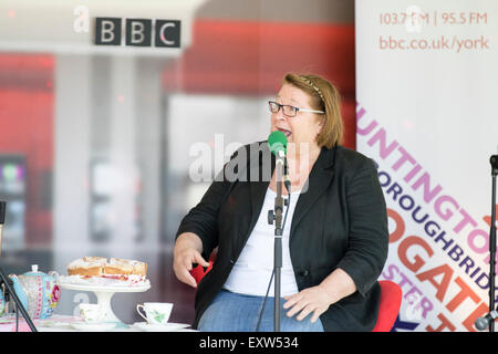 Harrogate, North Yorkshire, UK. 15 juillet, 2015 Rosemary Shrager interviewée par georgey spanswick sur radio york à la G Banque D'Images