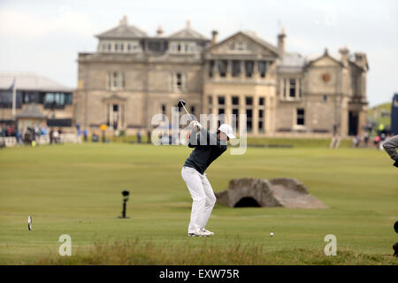 Fife, Scotland, UK. 16 juillet, 2015. Jordan Spieth (USA), Juillet 16, 2015 Jordan Spieth du United States tees off au 18e trou lors du premier tour de la 144e British Open Championship à l'Old Course de St Andrews, dans le Fife, en Écosse. Credit : Koji Aoki/AFLO SPORT/Alamy Live News Banque D'Images