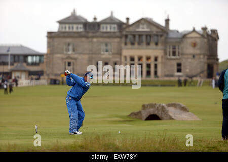 Fife, Scotland, UK. 16 juillet, 2015. Rickie Fowler (USA), le 16 juillet 2015 de l'Rickie Fowler Membres tees off au 18e trou lors du premier tour de la 144e British Open Championship à l'Old Course de St Andrews, dans le Fife, en Écosse. Credit : Koji Aoki/AFLO SPORT/Alamy Live News Banque D'Images