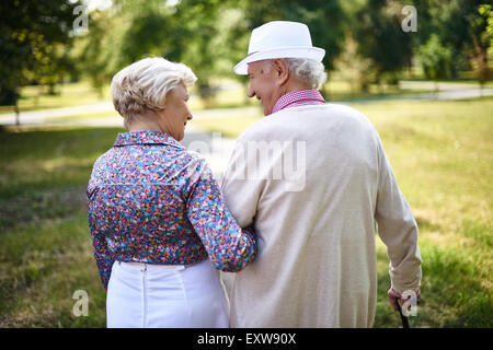 Vue arrière du couple en promenade Banque D'Images