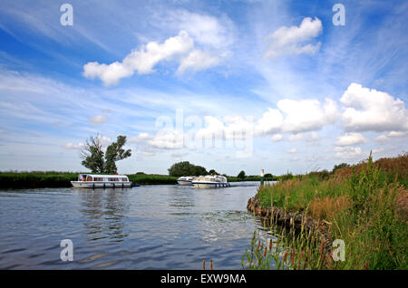 Une vue de barques sur la rivière Bure sur les Norfolk Broads Horning, près de Norfolk, Angleterre, Royaume-Uni. Banque D'Images