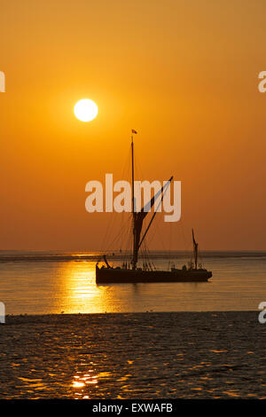 L'estuaire de Swale, Kent, UK. 17 Juillet 2015 : Météo France. Lever de soleil sur la Tamise barge à voile à la location ou la 'Orinoco' près de l'entrée de Faversham creek comme un autre été commence. L'Orinoco a été construit en 1895 et est l'un des seulement une poignée de navigabilité à Thames barges à gauche, et est disponible pour la location privée Crédit : Alan Payton/Alamy Live News Banque D'Images