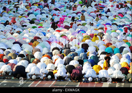 Jakarta, Indonésie. 17 juillet, 2015. Musulmans indonésiens assister à l'Eid al-Fitr prière à Jatinegara, Jakarta, Indonésie, le 17 juillet 2015. L'Eid al-Fitr marque la fin du mois de jeûne musulman du Ramadan. Ti'Kuncahya Crédit : B./Xinhua/Alamy Live News Banque D'Images