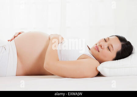 Femme enceinte en position couchée sur le dos et le sommeil, Banque D'Images