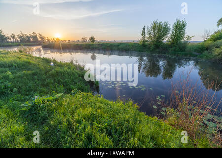 De soleil colorés sur la rivière. L'Ukraine Banque D'Images