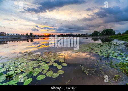 De soleil colorés sur la rivière. L'Ukraine Banque D'Images