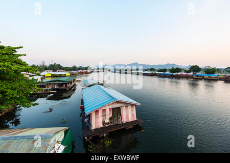 Des maisons flottantes, rivière Kwai, la province de Kanchanaburi, Thaïlande centrale, Thaïlande Banque D'Images