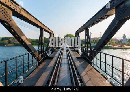 Pont de la rivière Kwai historique, route du Thailand-Burma Railway, chemin de fer de la mort, la province de Kanchanaburi, Thaïlande centrale Banque D'Images