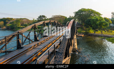 Pont de la rivière Kwai historique, route du Thailand-Burma Railway, chemin de fer de la mort, la province de Kanchanaburi, Thaïlande centrale Banque D'Images