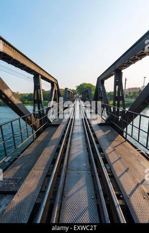 Pont de la rivière Kwai historique, route du Thailand-Burma Railway, chemin de fer de la mort, la province de Kanchanaburi, Thaïlande centrale Banque D'Images