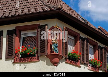 Vierge Marie figure sur une maison, Sankt Martin, Rhénanie-Palatinat, Allemagne Banque D'Images