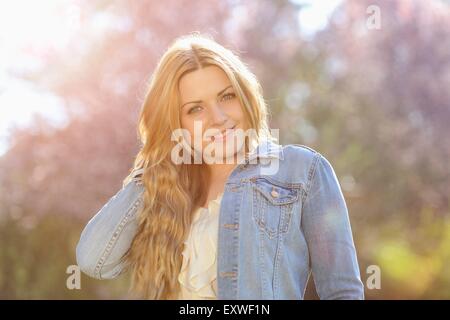 Smiling young woman outdoors, portrait Banque D'Images