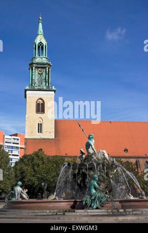 L'église St Mary et fontaine de Neptune, Berlin, Allemagne Banque D'Images