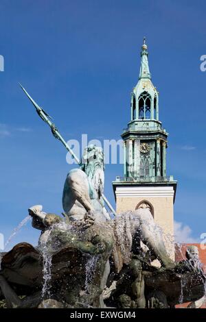 L'église St Mary et fontaine de Neptune, Berlin, Allemagne Banque D'Images