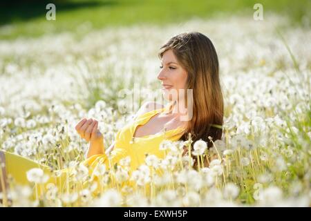 Jeune femme dans un pré, Bavaria, Germany, Europe Banque D'Images