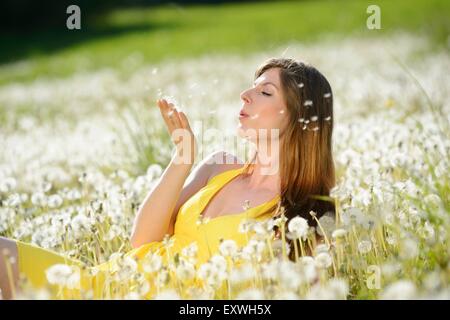 Jeune femme dans un pré, Bavaria, Germany, Europe Banque D'Images