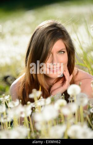 Jeune femme dans un pré, Bavaria, Germany, Europe Banque D'Images