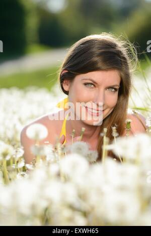 Jeune femme dans un pré, Bavaria, Germany, Europe Banque D'Images