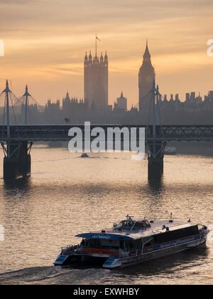 Hungerford Bridge un parlement, Londres, Angleterre, Europe Banque D'Images