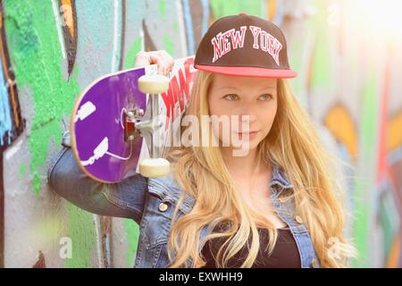 Jeune femme à un mur de graffiti, Nuremberg, Bavière, Allemagne, Europe Banque D'Images