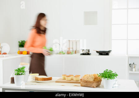 Close-up du déjeuner et de plante en pot sur la table, Banque D'Images