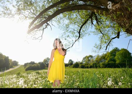 Jeune femme debout sur un pré, Bavaria, Germany, Europe Banque D'Images