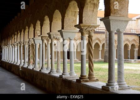 Cloître de la cathédrale, Cefalù, Sicile, Italie, Europe Banque D'Images