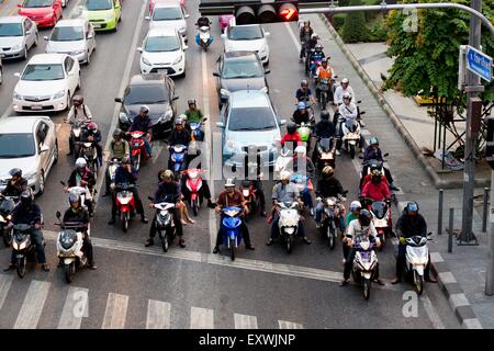 Voitures et fpme, Sukhumvit Road, Thailande, Asie Banque D'Images