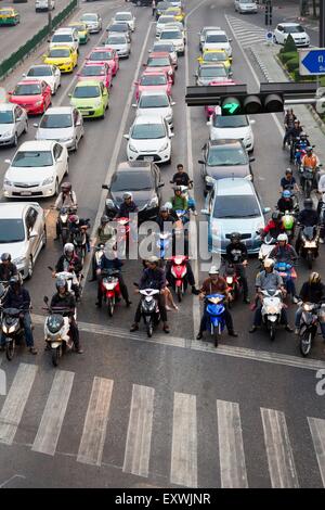 Voitures et fpme, Sukhumvit Road, Thailande, Asie Banque D'Images