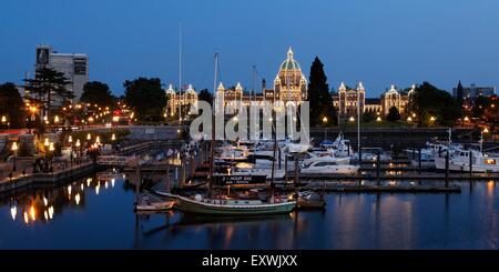 Le port Victoria et le Parlement illuminé la nuit, l'île de Vancouver, Canada Banque D'Images