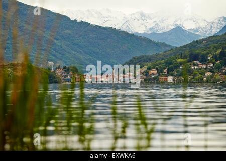 Mergozzo Village avec lac et montagnes du Valais, Piémont, Italie Banque D'Images