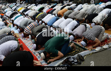 Xi'an, province du Shaanxi en Chine. 17 juillet, 2015. Les musulmans à l'Aïd al-Fitr cérémonie de prière dans une mosquée de Xi'an, province du Shaanxi du nord-ouest de la Chine, le 17 juillet 2015. Credit : Liu Xiao/Xinhua/Alamy Live News Banque D'Images