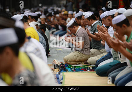 Xi'an, province du Shaanxi en Chine. 17 juillet, 2015. Les musulmans à l'Aïd al-Fitr cérémonie de prière dans une mosquée de Xi'an, province du Shaanxi du nord-ouest de la Chine, le 17 juillet 2015. Credit : Liu Xiao/Xinhua/Alamy Live News Banque D'Images