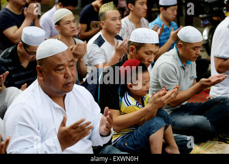 Xi'an, province du Shaanxi en Chine. 17 juillet, 2015. Les musulmans à l'Aïd al-Fitr cérémonie de prière dans une mosquée de Xi'an, province du Shaanxi du nord-ouest de la Chine, le 17 juillet 2015. Credit : Liu Xiao/Xinhua/Alamy Live News Banque D'Images