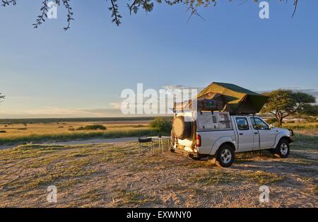 4x4 dans la région de Kgalagadi Transfrontier Park, Kalahari, Botswana, Afrique du Sud Banque D'Images