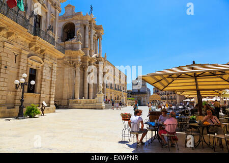 Piazzo del Duomo, Ortigia, Syracuse, Sicile avec la façade baroque de l'église de Santa Lucia alla Badia Banque D'Images