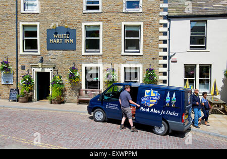 La prestation de l'homme à la bière le White Hart Inn, Hawes, Wensleydale, Yorkshire Dales National Park, North Yorkshire, England UK Banque D'Images