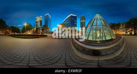 Gratte-ciel dans la soirée, Frankfurt am Main, Allemagne, panorama sphérique Banque D'Images