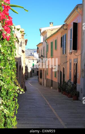 Maisons dans une ruelle dans la vieille ville d'Alcudia, Majorque, Espagne Banque D'Images