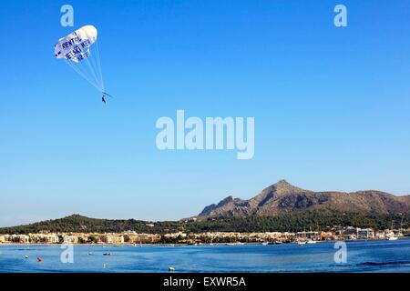 Le parapente dans la baie d'Alcudia, Majorque, Espagne Banque D'Images